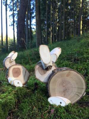 Osterhasen aus Holzscheiben für Kinder von 8 bis 12 Jahren mit einem Elternteil